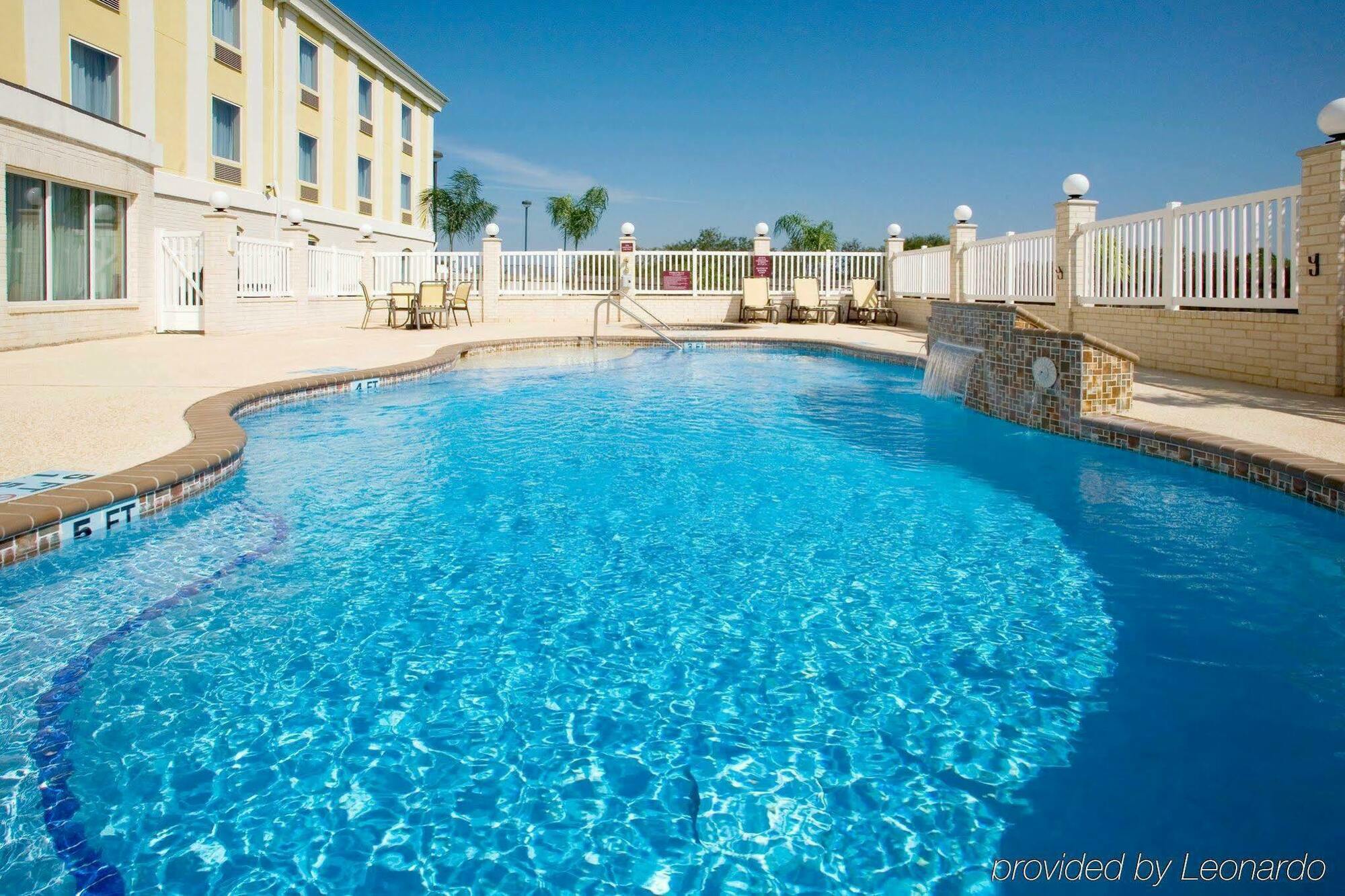 Holiday Inn Express Hotel And Suites Falfurrias ภายนอก รูปภาพ